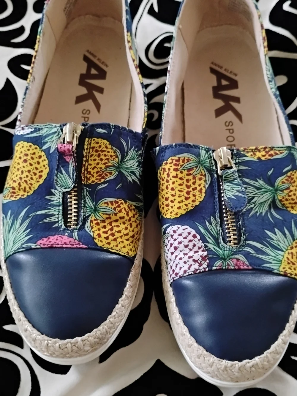 Anne Klein Akzetta (estilo alpargata /Pineapple Print Slip-On Espadrilles - Navy